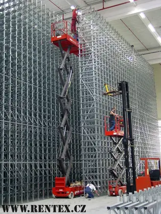 Plošina a boční vozík u regálů vysokého skladu